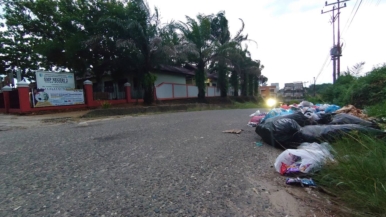 Tumpukan sampah di dekat sekolah SDN 003, SDN 006, dan SMPN 2 Teluk Kuantan