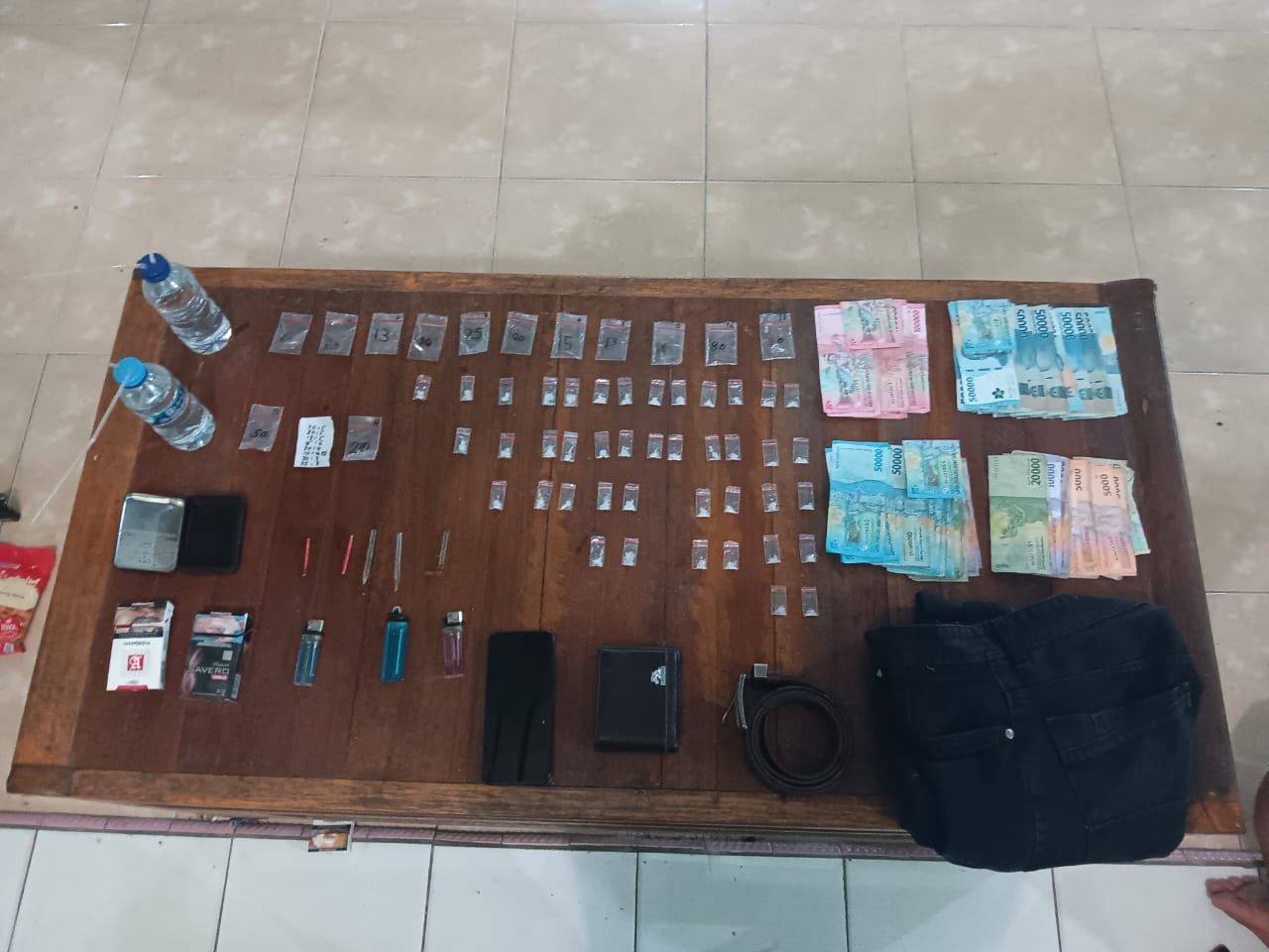Tiga orang pelaku yang ditangkap dalam penggerebekan yang dilakukan Unit Intel bersama Babinsa pada Minggu malam (11/5/2025) sekitar pukul 22.57 WIB, di sebuah rumah di Gang Pembangunan, Jalan Lintas Bagansiapiapi–Ujung Tanjung, Kelurahan Rimba Melintang.