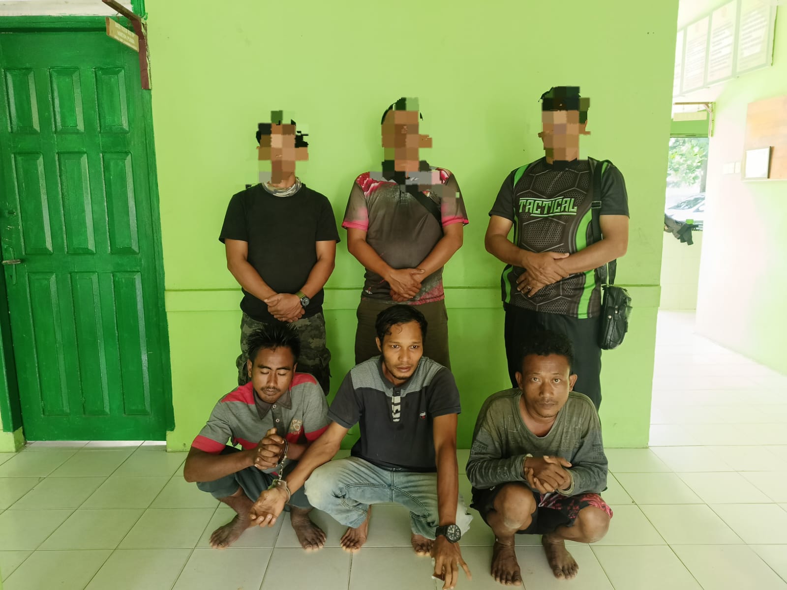 Tiga orang pelaku yang ditangkap dalam penggerebekan yang dilakukan Unit Intel bersama Babinsa pada Minggu malam (11/5/2025) sekitar pukul 22.57 WIB, di sebuah rumah di Gang Pembangunan, Jalan Lintas Bagansiapiapi–Ujung Tanjung, Kelurahan Rimba Melintang.