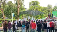 Ikatan Pemuda dan Mahasiswa Kecamatan Siak Hulu (IPMKSH) bersama Badan Koordinasi Nasional Lembaga Pariwisata dan Pencinta Alam Mahasiswa Islam (BAKORNAS LEPPAMI) menggelar aksi unjuk rasa di Kantor Kementerian Lingkungan Hidup dan Kehutanan (LHK), Jakarta Pusat, Rabu (28/05/2025)