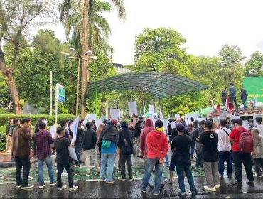 Ikatan Pemuda dan Mahasiswa Kecamatan Siak Hulu (IPMKSH) bersama Badan Koordinasi Nasional Lembaga Pariwisata dan Pencinta Alam Mahasiswa Islam (BAKORNAS LEPPAMI) menggelar aksi unjuk rasa di Kantor Kementerian Lingkungan Hidup dan Kehutanan (LHK), Jakarta Pusat, Rabu (28/05/2025)