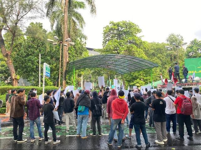 Ikatan Pemuda dan Mahasiswa Kecamatan Siak Hulu (IPMKSH) bersama Badan Koordinasi Nasional Lembaga Pariwisata dan Pencinta Alam Mahasiswa Islam (BAKORNAS LEPPAMI) menggelar aksi unjuk rasa di Kantor Kementerian Lingkungan Hidup dan Kehutanan (LHK), Jakarta Pusat, Rabu (28/05/2025)