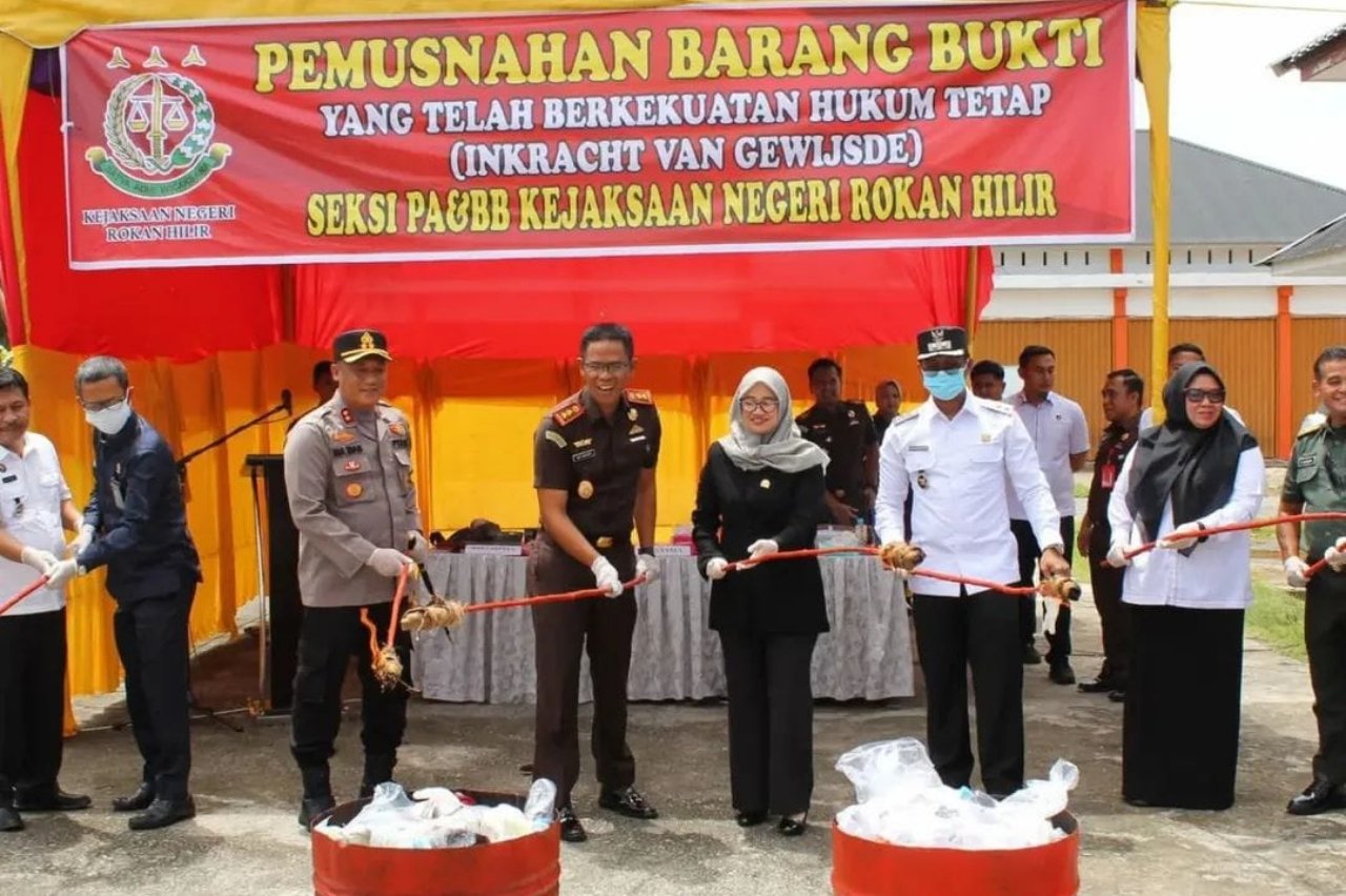 Kejari Rohil Musnahkan Barang Bukti Kejahatan