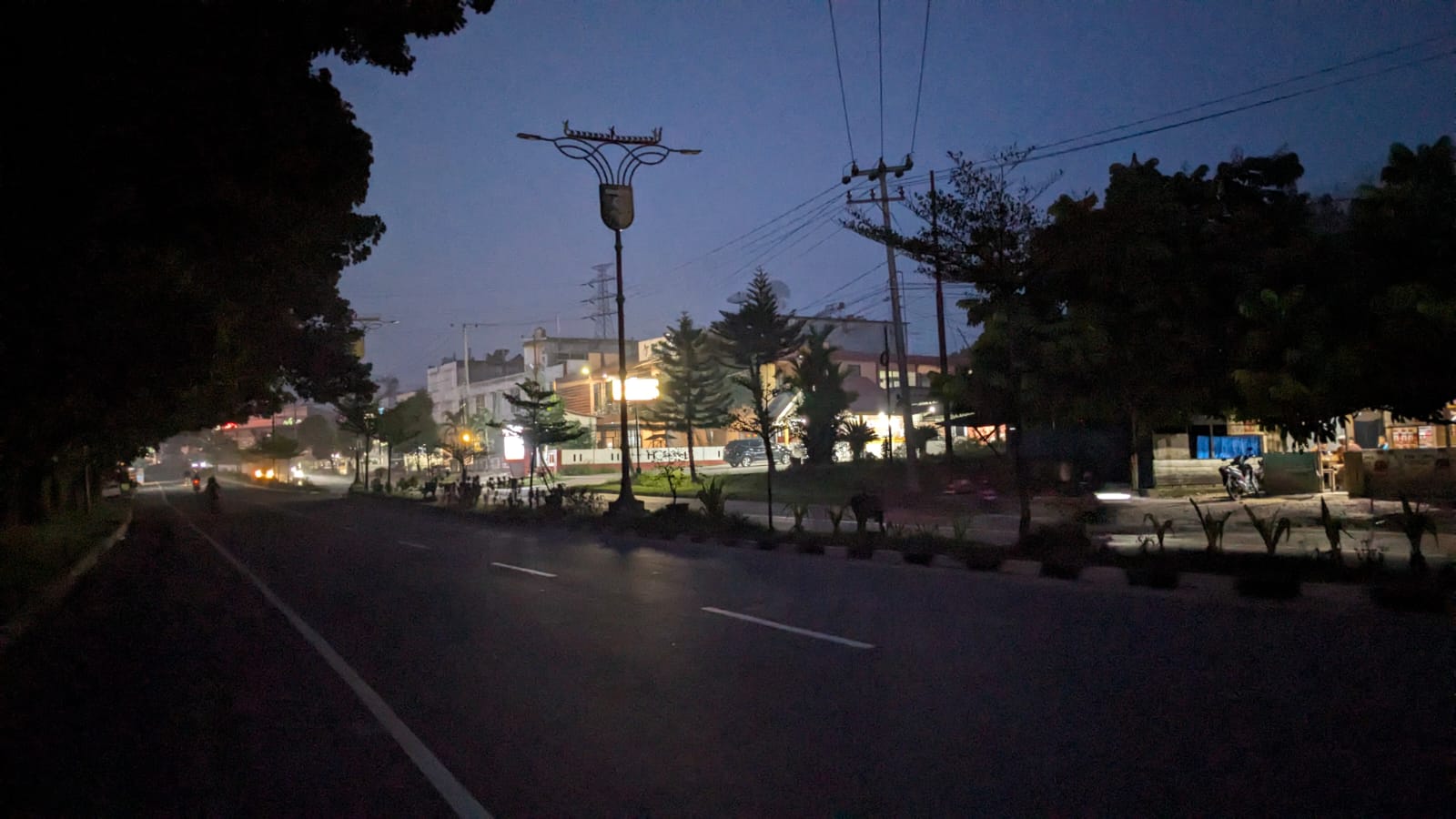 Lampu penerangan jalan yang tidak menyala yang berada di jalan proklamasi sei jering dekat dealer Toyota