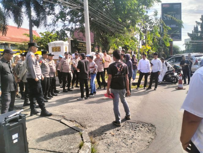 
					Foto: Mahasiswa yang tergabung dalam Serikat Aktivis Mahasiswa (SERAM) Riau menggelar aksi unjuk rasa di depan kantor Dinas Pendidikan Provinsi Riau.