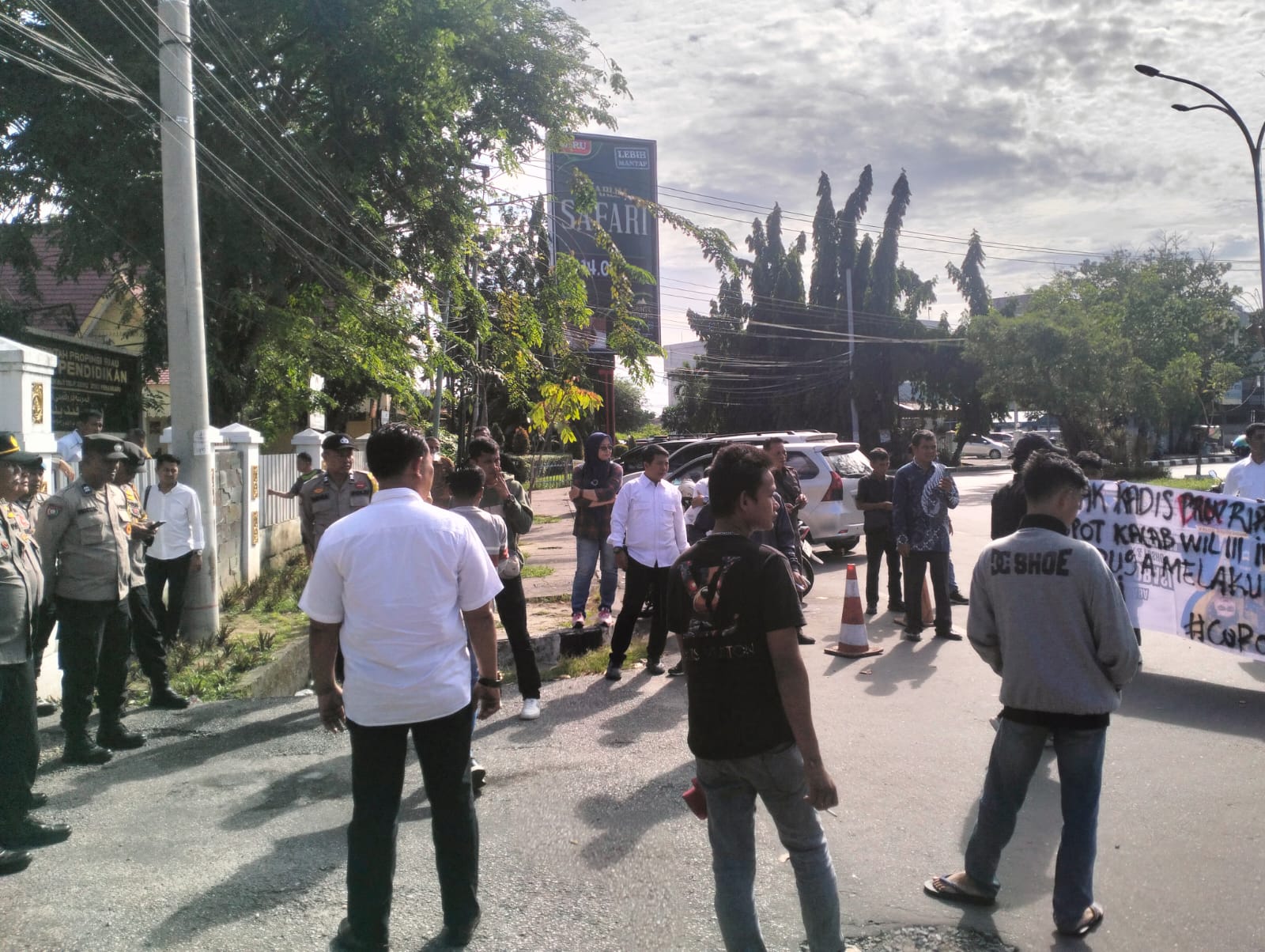 Foto: Mahasiswa yang tergabung dalam Serikat Aktivis Mahasiswa (SERAM) Riau menggelar aksi unjuk rasa di depan kantor Dinas Pendidikan Provinsi Riau.