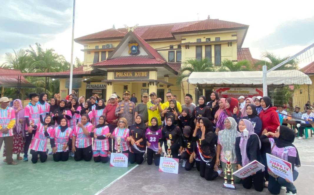 Photo bersama Usai Final Turnamen Volly Cup II Kapolsek Kubu