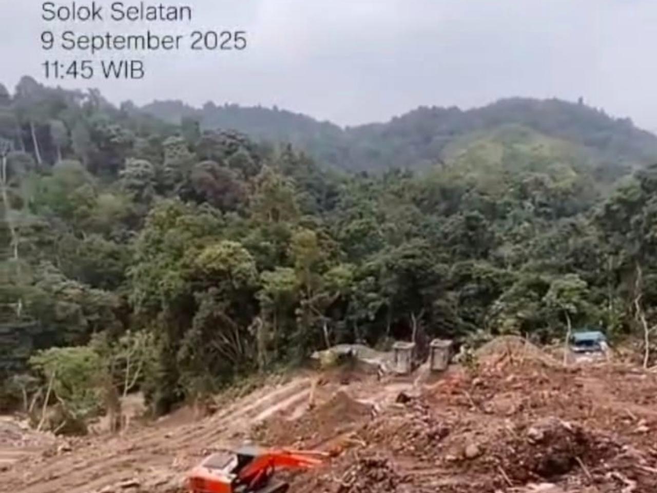Aktivitas Tambang emas ilegal menggunakan excavator di Solok Selatan