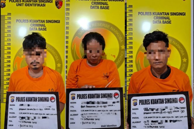 
					Tersangka kasus narkoba yang diamankan Polres Kuansing, D (33), wiraswasta asal Desa Pisang Berebus, Kecamatan Gunung Toar,

IB (30), pelajar/mahasiswa asal Seberang Cengar, Kecamatan Kuantan Mudik,
LS (34), ibu rumah tangga asal Bukit Pedusunan, Kecamatan Kuantan Mudik.