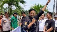 Ahmad Fathoni ketua karang taruna Benai yang tergabung ke dalam Aliansi Anak Kuansing (ALIANG) Bersatu saat melakukan orasi