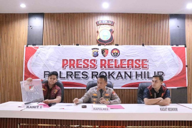 
					Kapolres Rohil, AKBP Isa Imam Syahroni, S.I.K., M.H., melakukan konferensi pers tindak pidana penganiayaan terhadap hewan. (Photo : Ilyas)