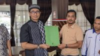 Joko Handoko utusan PT Agrinas Palma Nusantara pusat saat menerima poin-poin tuntutan dari Aliansi Anak Kuansing (ALIANG) Bersatu di Rumah Makan Sederhana Teluk Kuantan.