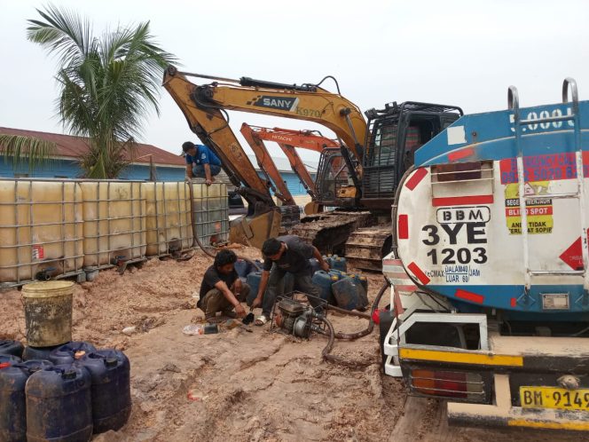 
					Foto: praktik ilegal di areal PT Central/PT Wana Subur Sawit Indah (WSSI) Estate, Kecamatan Koto Gasib, Kabupaten Siak, Jumat (10/10/2025).
