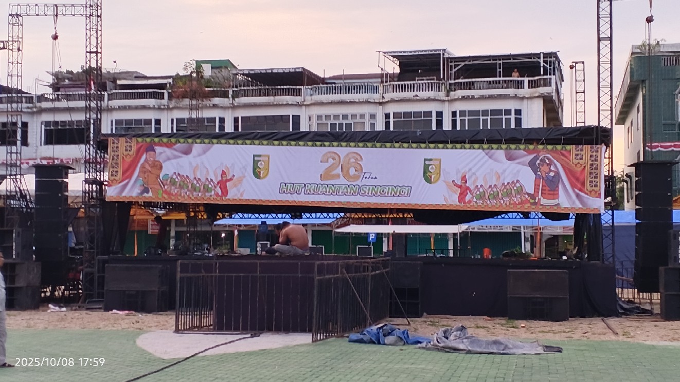 Para pekerja sedang mendirikan Panggung hiburan untuk event pacu jalur dalam rangka HUT kabupaten kuantan Singingi ke-26