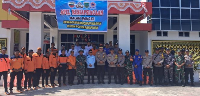 
					Kapolsek Panipahan dan Camat Pasir Limau Kapas Pimpin Apel Kesiapsiagaan Penanganan Banjir. (Dok. Polsek Panipahan)