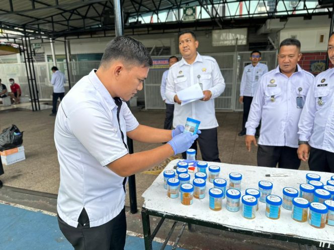 
					Lapas Kelas IIA Bagansiapiapi Gelar Tes Urin, 40 Warga Binaan Negatif Narkoba. (Photo : Sigit)