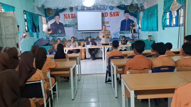 
					Polsek Panipahan Gelar Sosialisasi Penerimaan Siswa SMA Kemala Taruna Bhayangkara. (Photo : Ilyas)