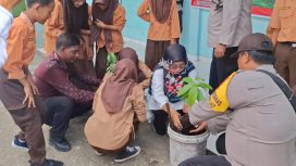 Polsek Panipahan Gelar Program Green Policing di SMP Negeri 1 Pasir Limau Kapas. ( Photo : Ilyas )