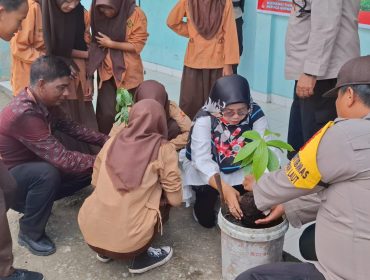 Polsek Panipahan Gelar Program Green Policing di SMP Negeri 1 Pasir Limau Kapas. ( Photo : Ilyas )