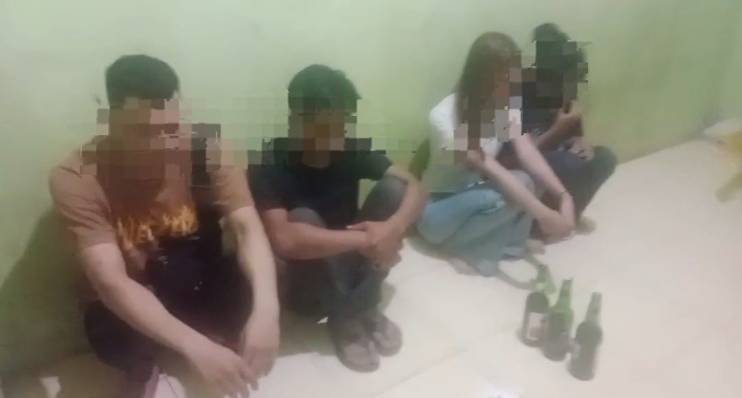 Dua orang pria yang berprofesi sebagai wiraswasta dengan inisial Y dan D dan Dua orang perempuan yang diketahui berstatus sebagai pelajar yang kedapatan sedang pesta narkoba di dusun tobek panjang.