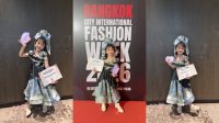 Queen Mazza Avicenna, model cilik berbakat asal Bumi Pacu Jalur, sukses meraih predikat Top Model pada ajang bergengsi Bangkok City International Fashion Week 2026 yang digelar di CDC Ballroom, Bangkok, Thailand, Sabtu (25/4/2026).