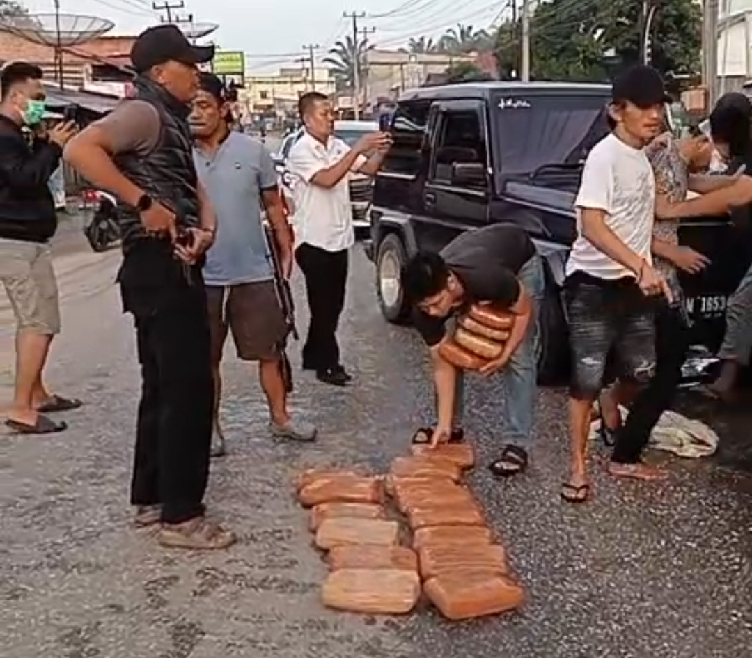 Kepolisian Sektor (Polsek) Benai berhasil mengungkap kasus peredaran narkotika jenis daun ganja kering sebanyak 18 kilo pada Rabu (8/4/2026) pagi