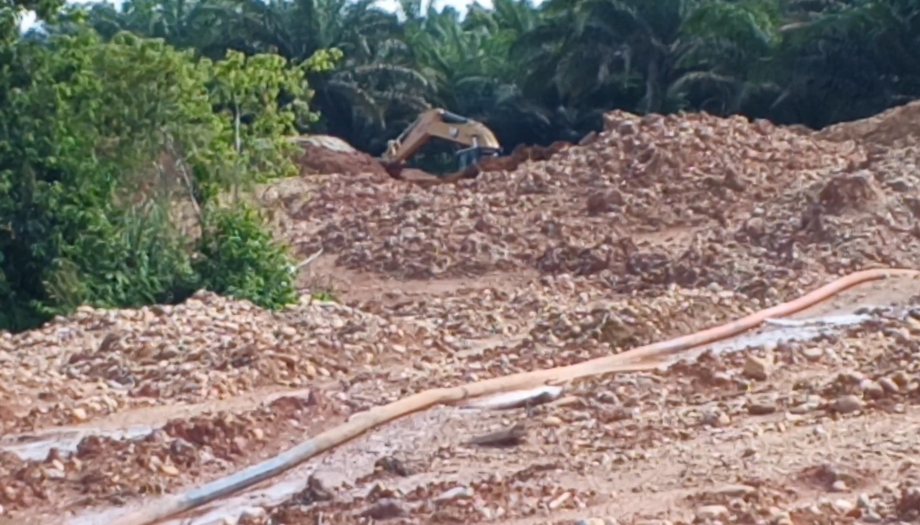 Aktivitas PETI menggunakan alat berat excavator di kenegerian Kari, Minggu 26/04/2026