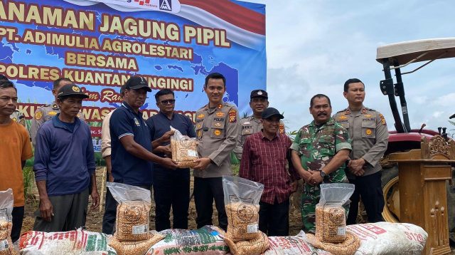 Kapolres Kuansing Salurkan Bibit Jagung Pipil, Dorong Ketahanan Pangan di Singingi Hilir
